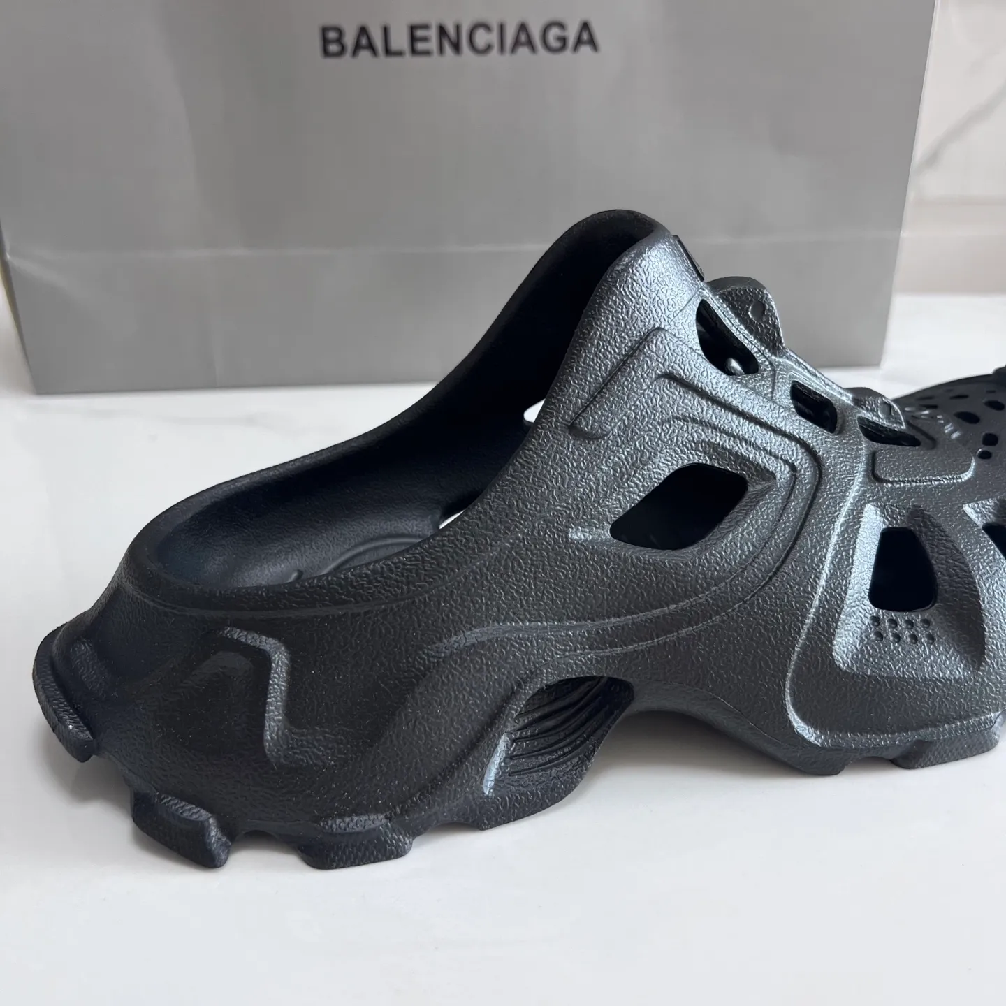 👟👟Ex-factory price 380👟👟 Balenciaga must-have beach shoes for summer. Men's and women's shoes are made of ultra-light 95% (injection molding) EVA plastic, 5% foam plastic foam cushioning material#Ultra-lightweight one-piece foam shoe mold❗New summer product, French high-end luxury brand - Balenciaga BALENCIAGA 3XL Rubber Low Top Sneakers 3XL version series summer beach wading versatile trendy lace-up casual sports hole sandals. Size: 35-46